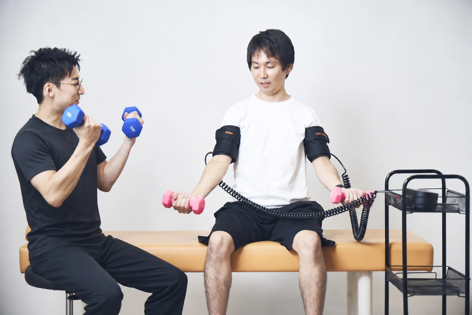 パーソナルトレーナーの管理下でファストトレーニングを行う利用者